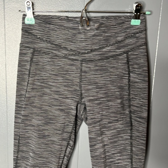 LUCY Capri legging size small - Picture 3 of 7